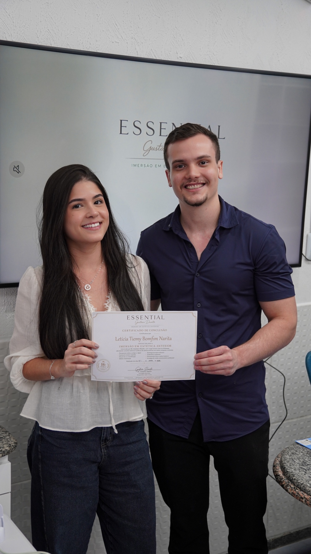 Aluna recebendo o certificado de conclusão ESSENTIAL