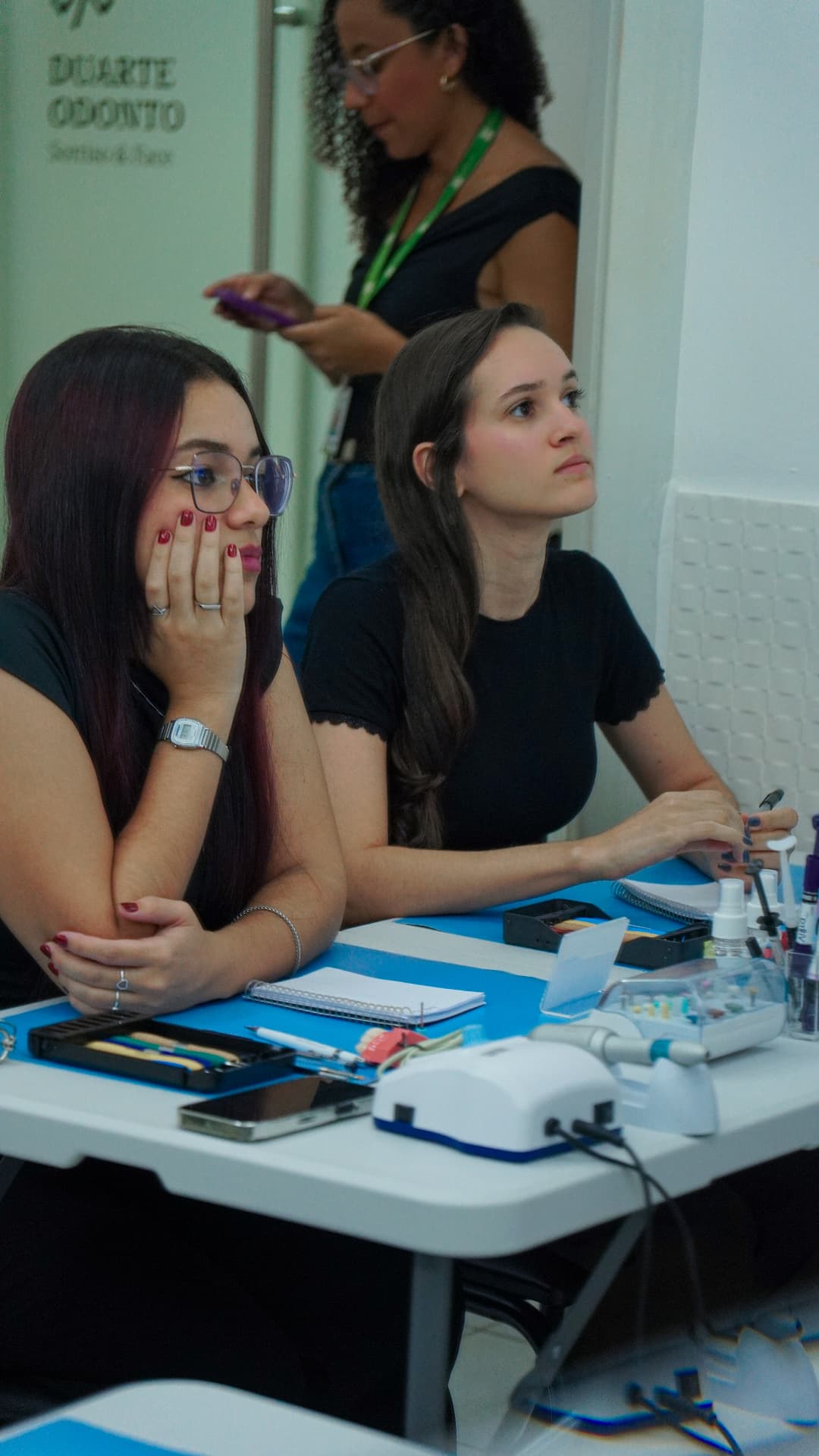 Alunas da 2ª turma acompanhando a aula teórica na bancada