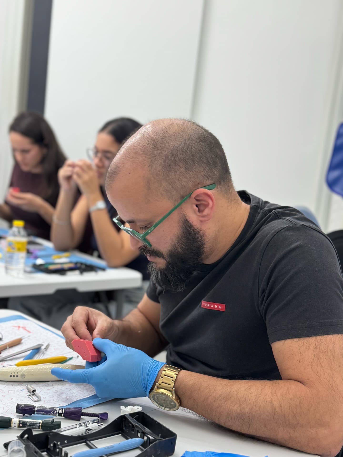 Aluno da 2ª turma trabalhando a resina composta na prática